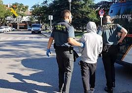 Momento en el que agentes de la Guardia Civil se llevan a uno de los detenidos.