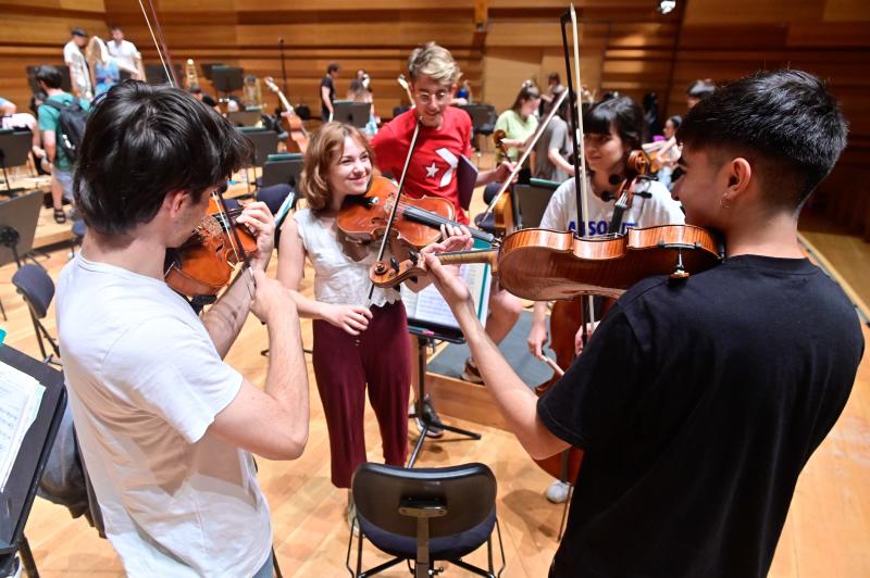 Los músicos de la OSCyL Joven, al témino del ensayo de ayer en el Miguel Delibes.