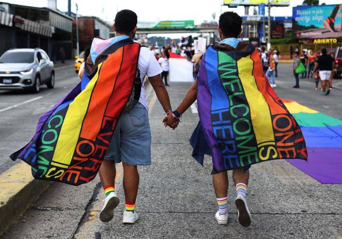 Cientos de personas participan en la Marcha del Orgullo LGBTI.