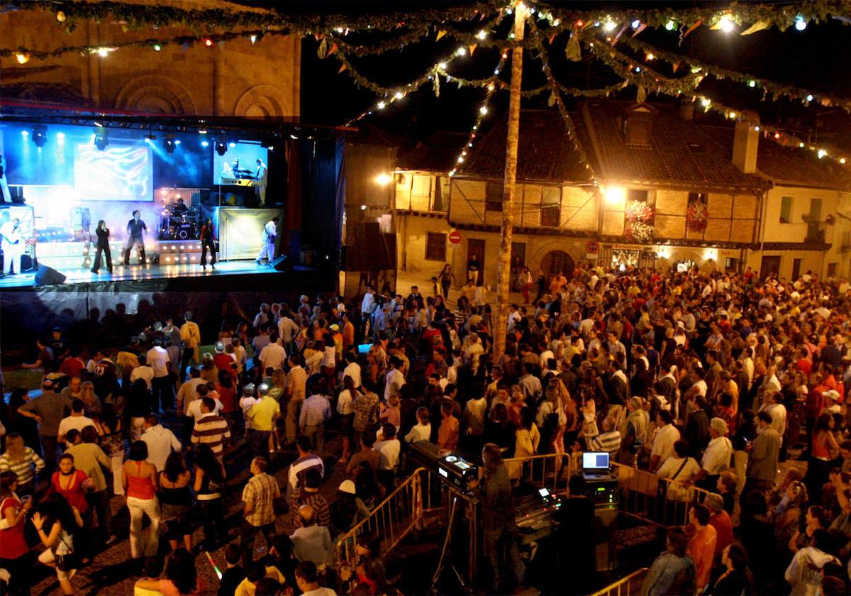 Verbena en la plaza de San Lorenzo durante las fiestas del barrio.