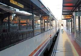 Tren playero Valladolid-Santander, en la estación de la capital vallisoletana.