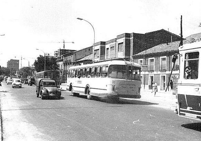 La calle San Isidro, en los años setenta del siglo XX.