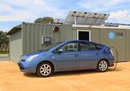 Un Prius recibe suministro de hidrógeno desde un módulo de TINA y Pedro Blach.