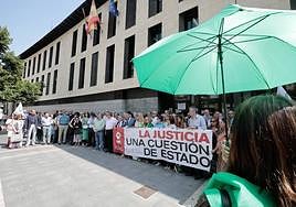 Los operadores jurídicos durante la lectura del manifiesto en Angustias.