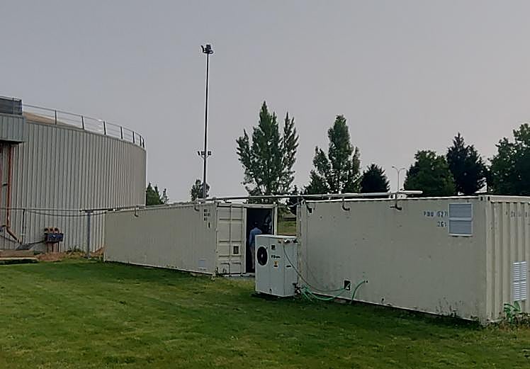 Imagen principal - Módulo con el prototipo de Idecal en la EDAR de Salamanca.