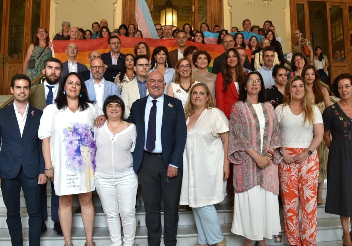 Jesús Julio Carnero, junto a María Eugenia Martín, grupos políticos e invitados al acto del Día del Orgullo en la escalinata del Ayuntamiento.