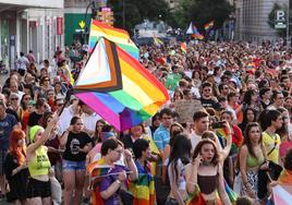 Los manifestantes llegan a la plaza de España durante su marcha.