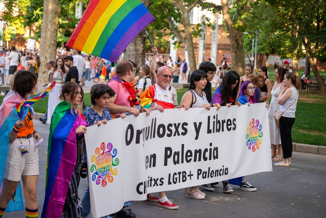 El Día del Orgullo tiñe de arcoíris las calles de Palencia