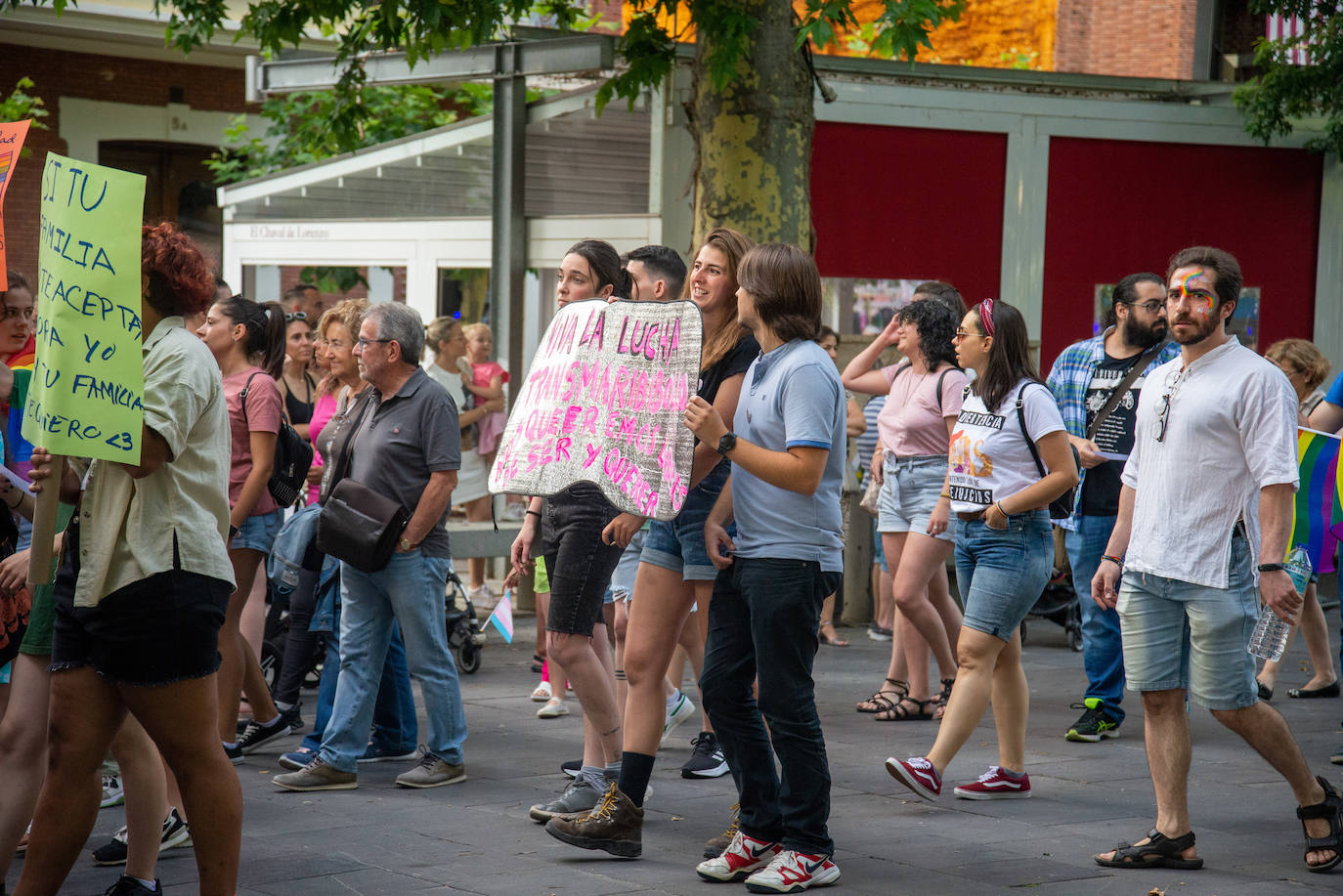 El Día del Orgullo tiñe de arcoíris las calles de Palencia