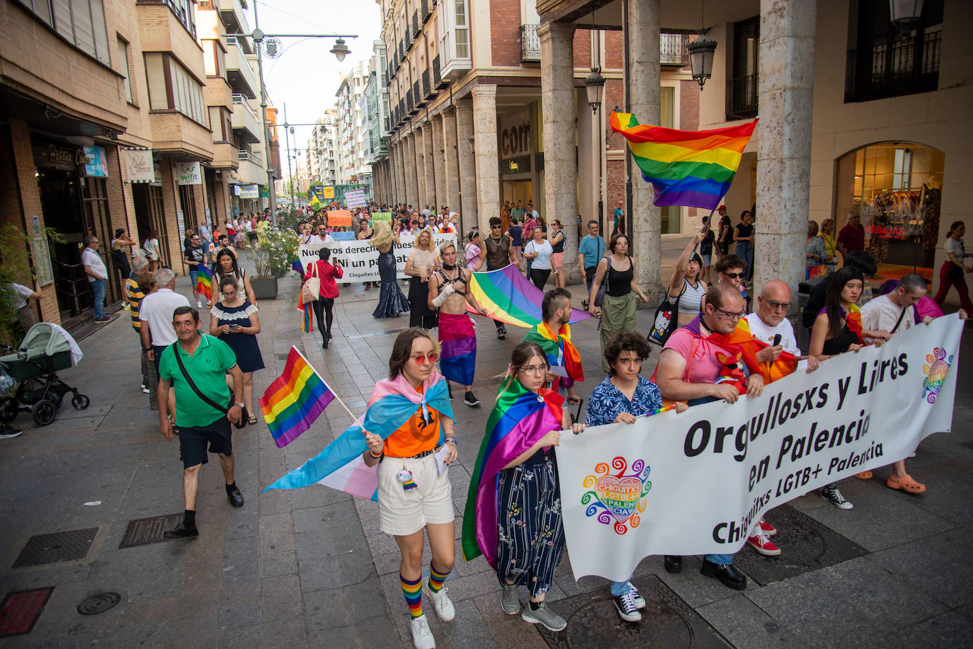 El Día del Orgullo tiñe de arcoíris las calles de Palencia