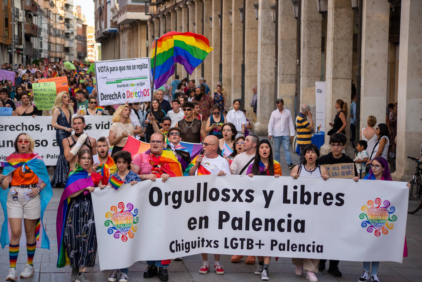 El Día del Orgullo tiñe de arcoíris las calles de Palencia