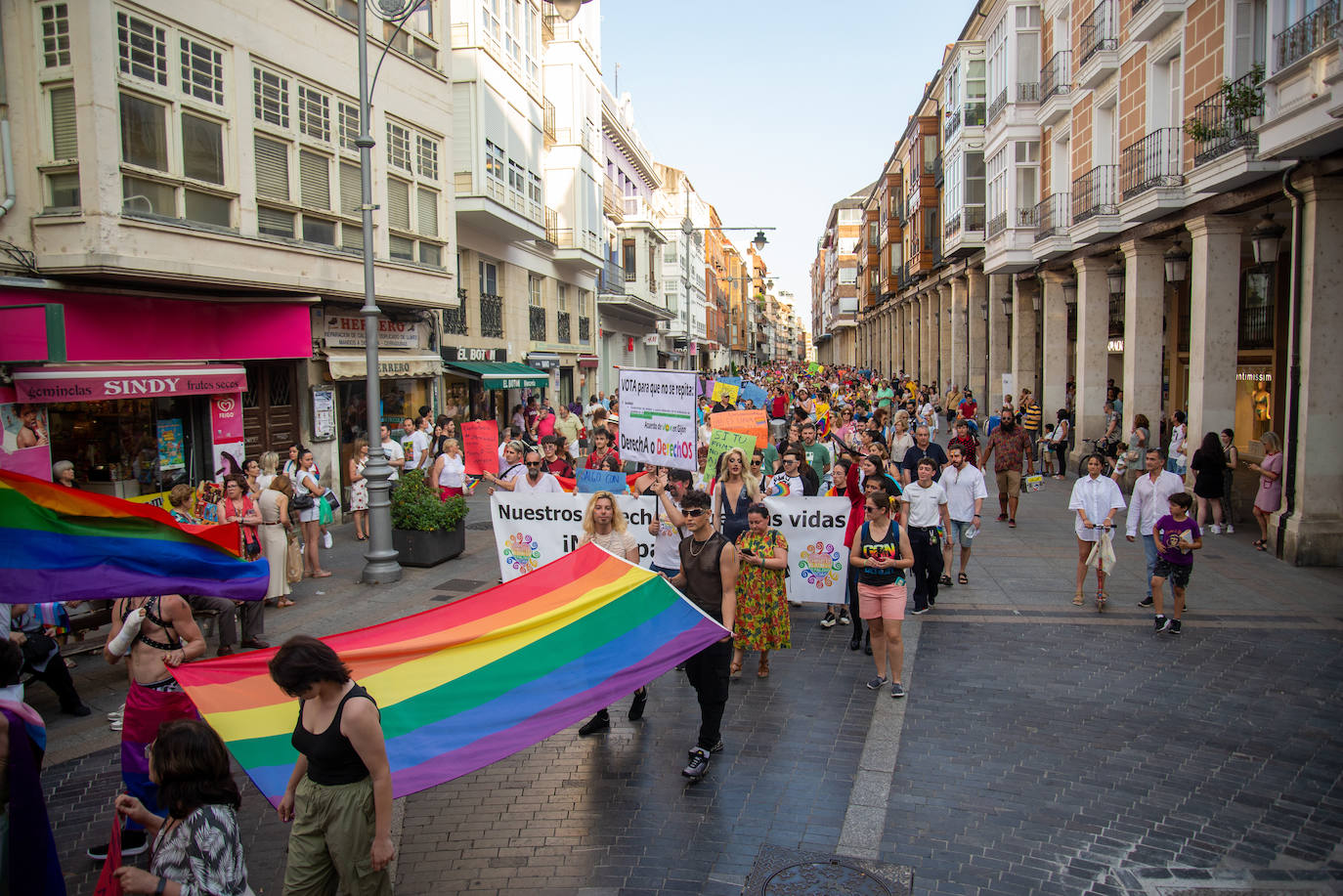 El Día del Orgullo tiñe de arcoíris las calles de Palencia