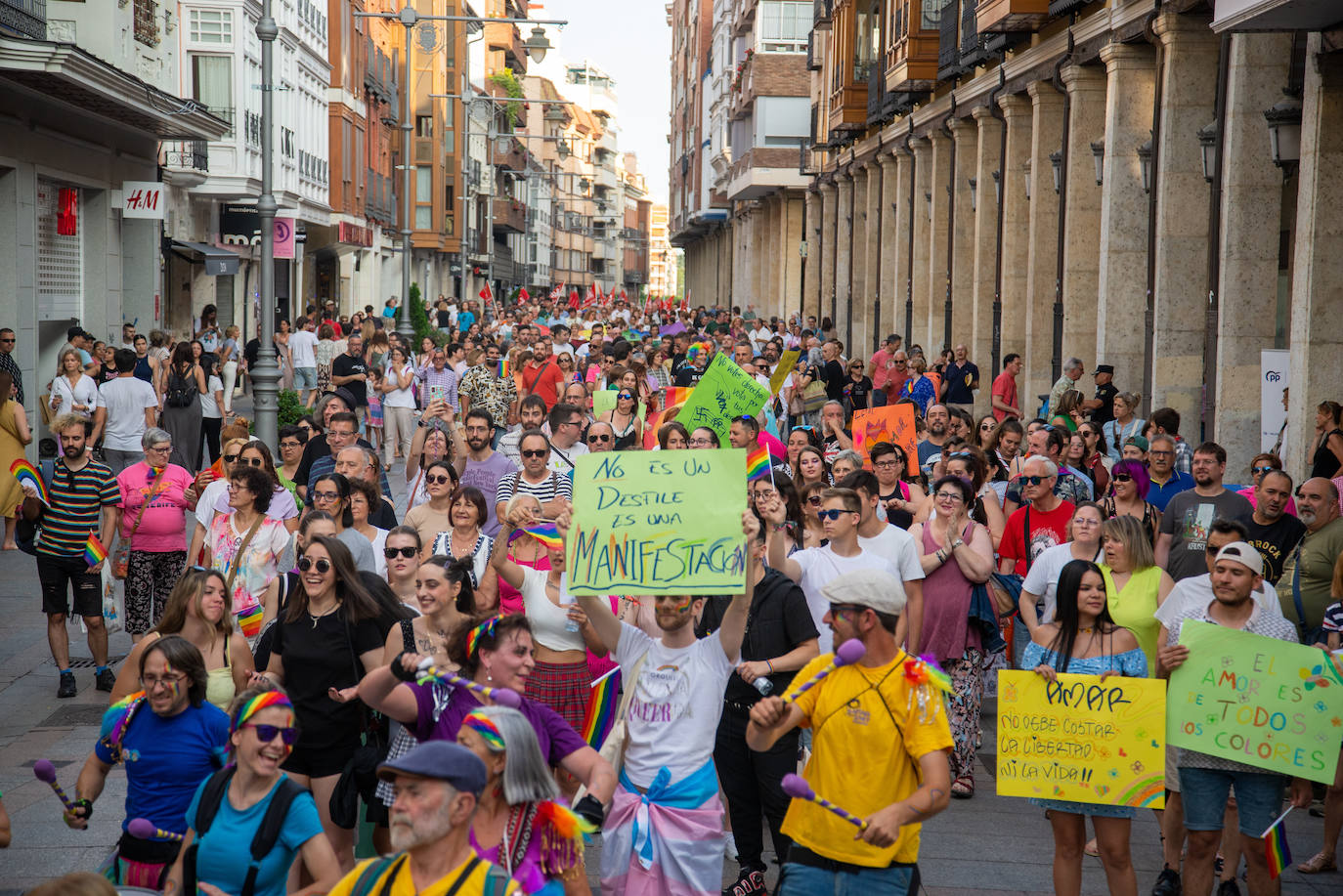 El Día del Orgullo tiñe de arcoíris las calles de Palencia