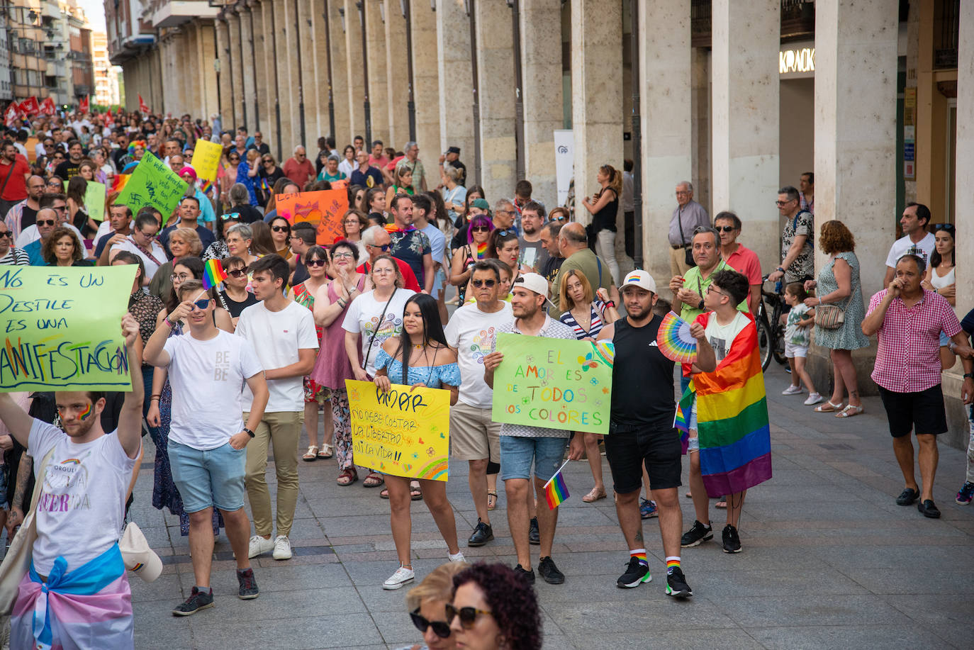 El Día del Orgullo tiñe de arcoíris las calles de Palencia