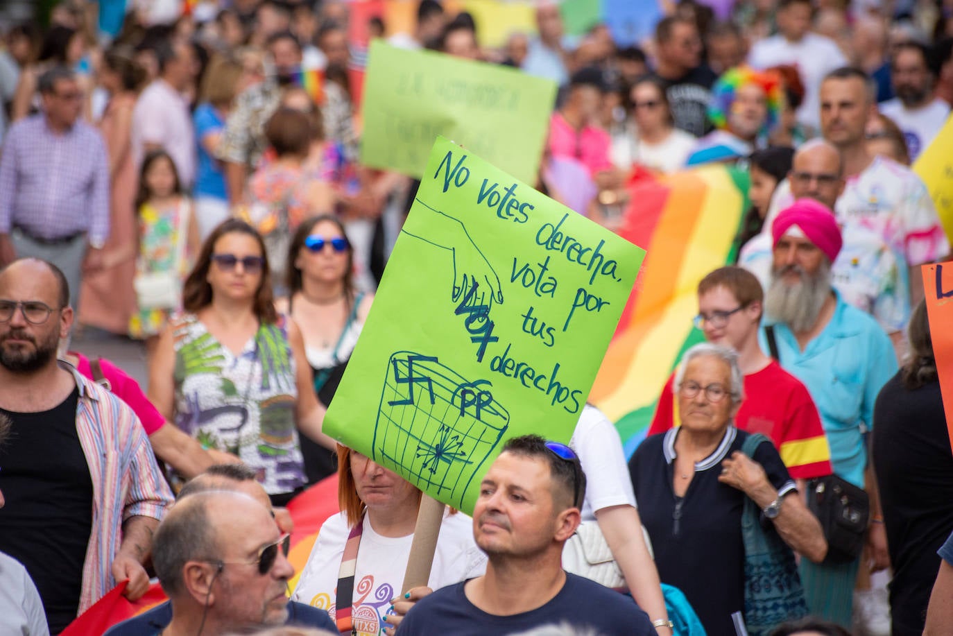 El Día del Orgullo tiñe de arcoíris las calles de Palencia