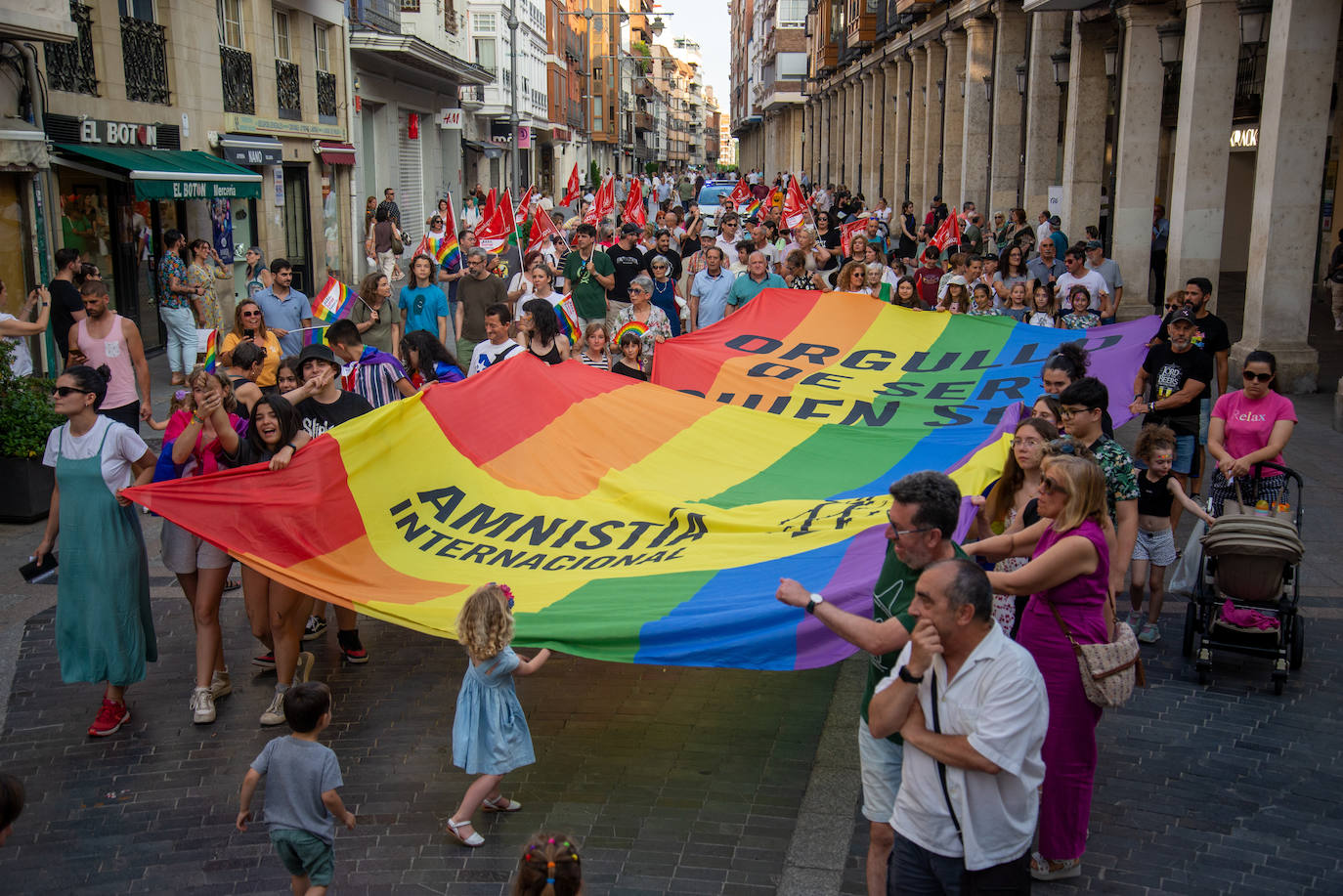 El Día del Orgullo tiñe de arcoíris las calles de Palencia