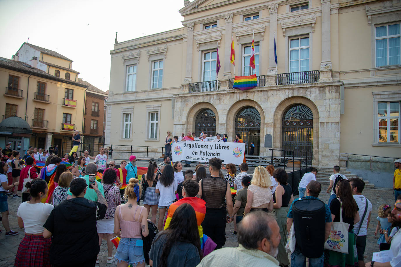 El Día del Orgullo tiñe de arcoíris las calles de Palencia