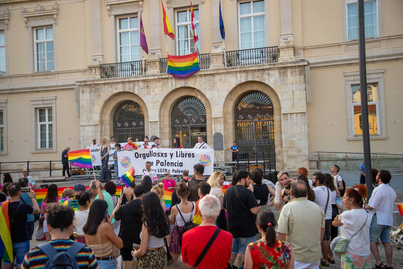 El Día del Orgullo tiñe de arcoíris las calles de Palencia