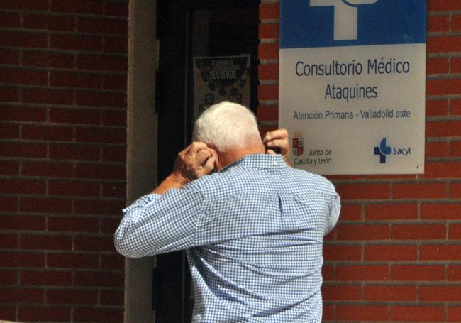 Un paciente entra en el centro de salud de Ataquines, en Valladolid.