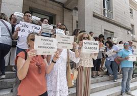 Un momento de la protesta ante la Subdelegación del Gobierno.