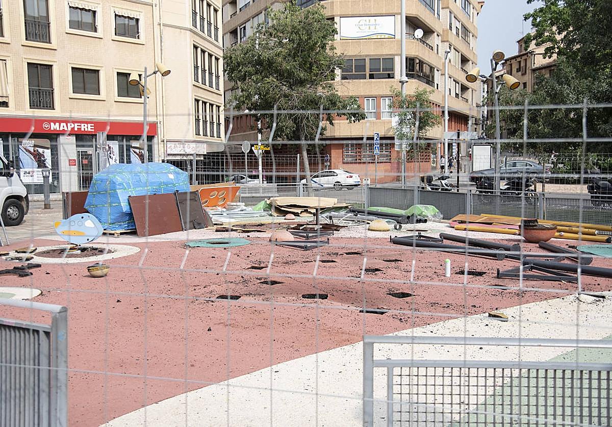Obras en el parque infantil de la plaza de Somorrostro.