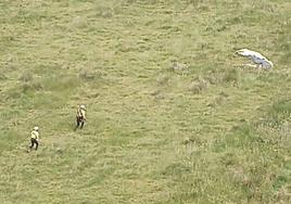 Momento del rescate a una mujer que sufrió un accidente en parapente, este martes en Ávila.