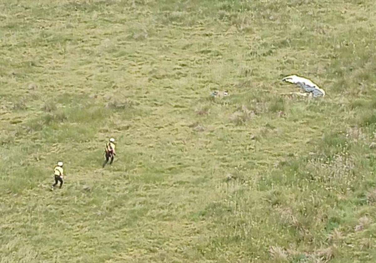 Momento del rescate a una mujer que sufrió un accidente en parapente, este martes en Ávila.