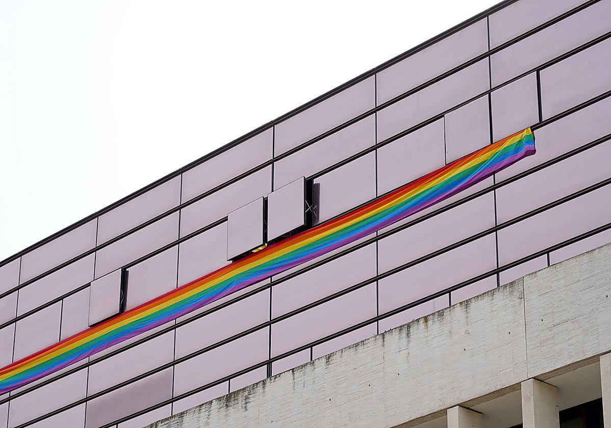 Banderas LGTBI colgadas en las ventanas de los despachos del Grupo Socialista en las Cortes.