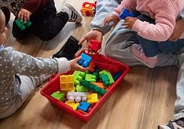 Un grupo de niños juega en una clase de primero de Infantil.