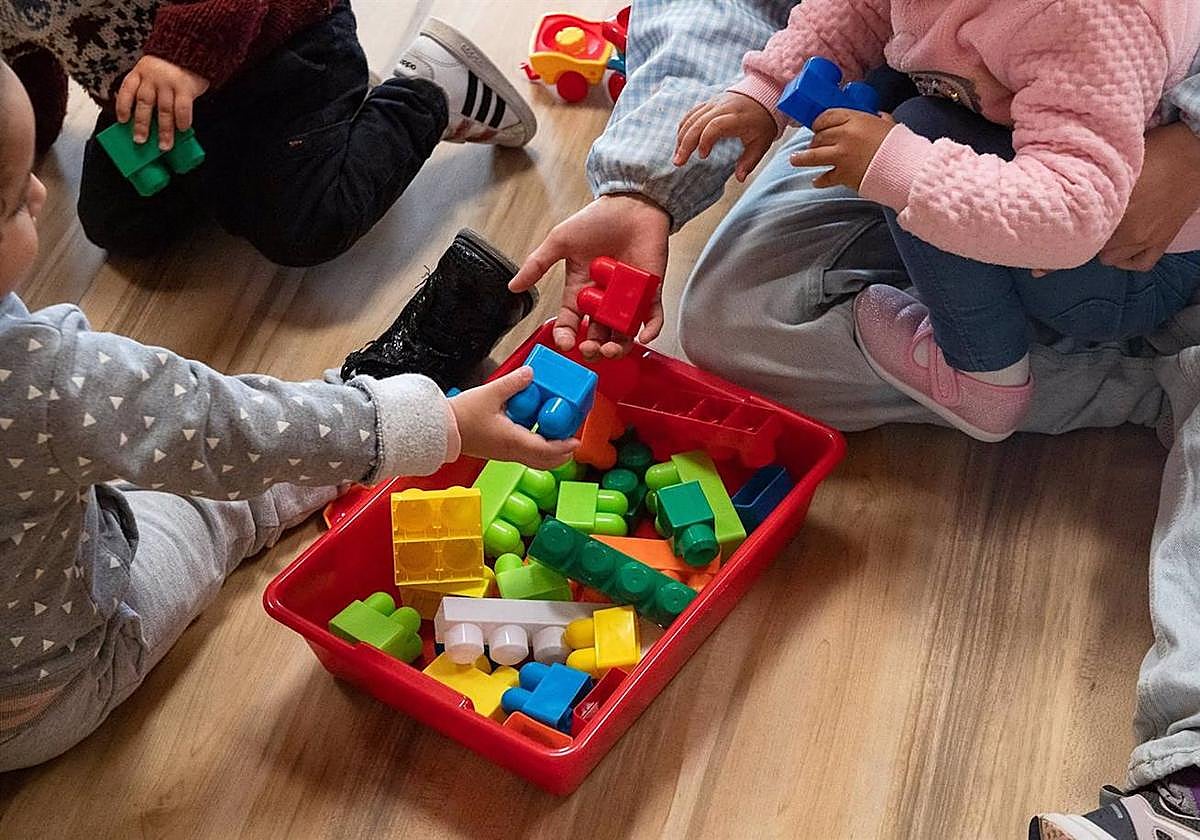 Un grupo de niños juega en una clase de primero de Infantil.