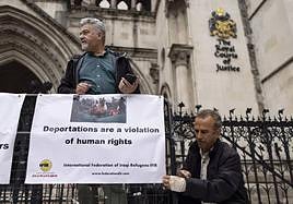 Defensores de los derechos de los solicitantes de asilo protestan contra las extradiciones.