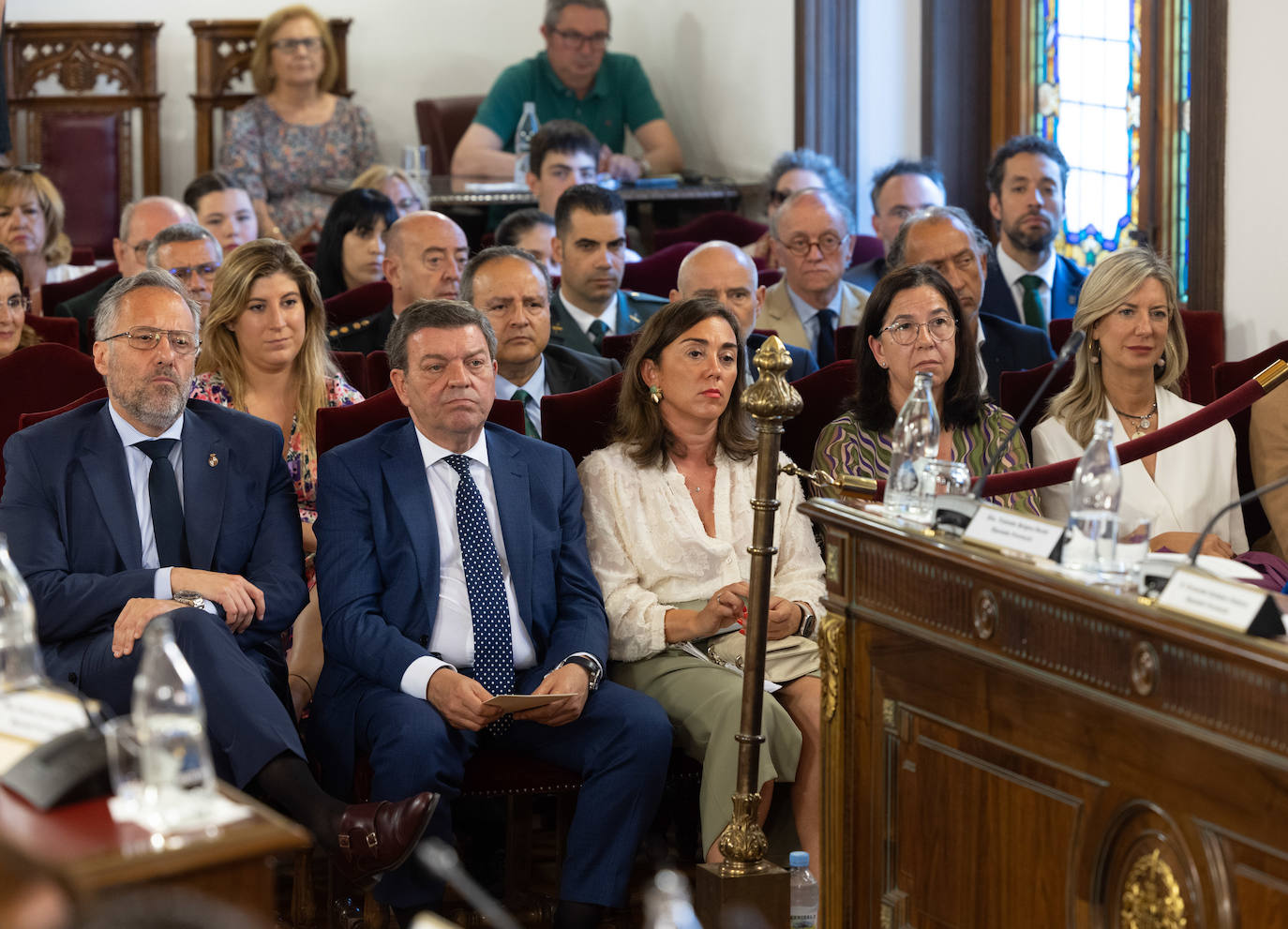 Autoridades presentes en el Salón de Plenos.