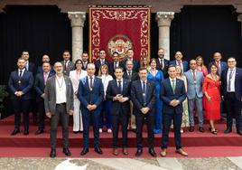 Foto de familia de los 27 componentes de la Diputación Provincial de Valladolid, en el Palacio de Pimentel.