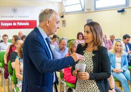 El rector, Antonio Largo, conversa con Alicia Peñalba, la nueva decana de la Facultad de Educación, antes de la investidura.