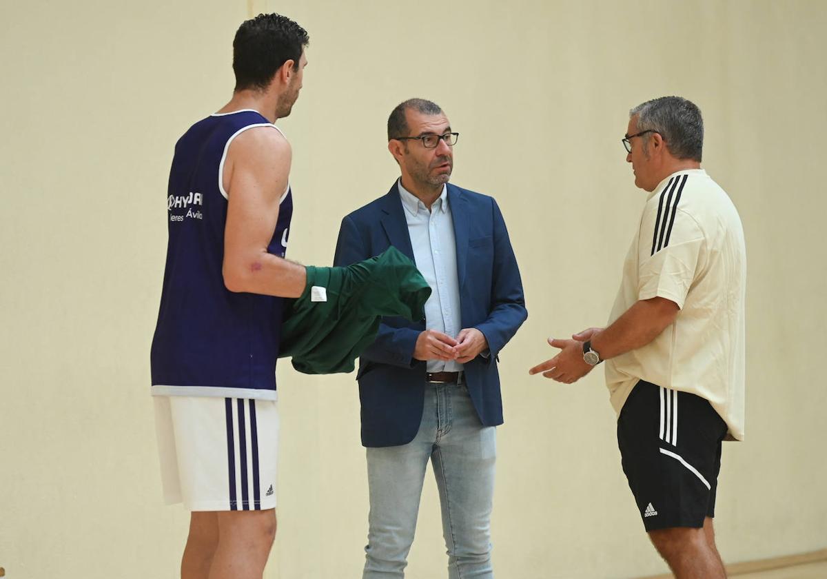 Paco García y Sergio de la Fuente, único jugador con contrato en vigor, charlan con David Espinar.