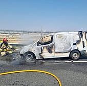Un incendio calcina una furgoneta en la VA-30