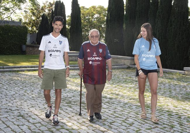 Javi Guerra, Gonzalo Pérez y Cristina Redondo, con las nuevas camisetas.