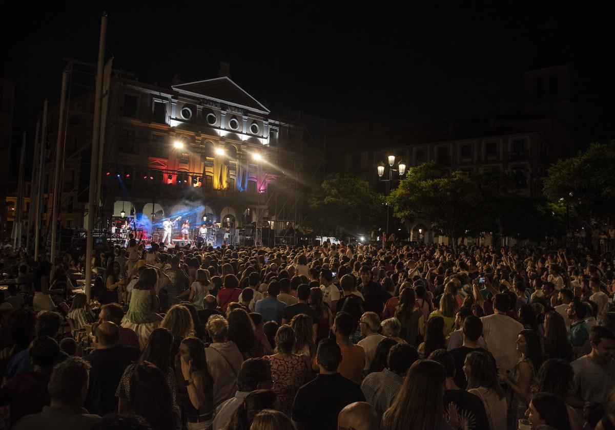 Segovia baila la &#039;Nochentera&#039; en la víspera de San Pedro