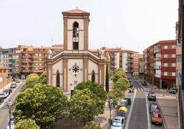 La calle Santa Lucía, con la iglesia de San Juan en primer plano.