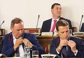 Víctor Alonso y Conrado Íscar se colocan la insignia de la Diputación.