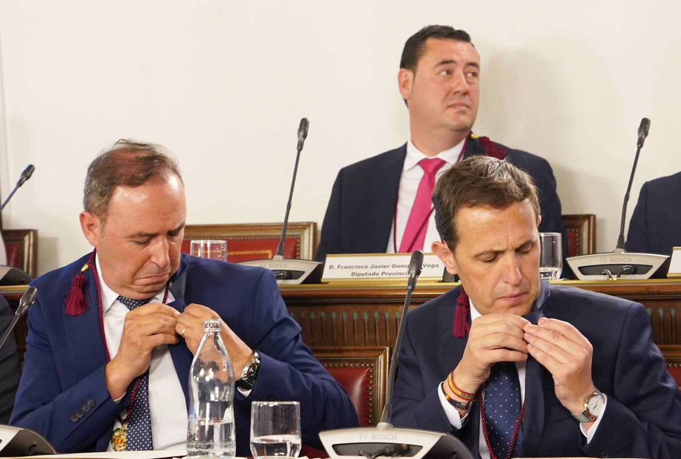 Víctor Alonso y Conrado Íscar se colocan la insignia de la Diputación.