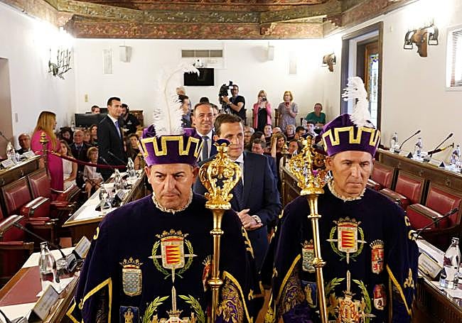 Los maceros preceden a los diputados provinciales en su entrada al Salón de Plenos.