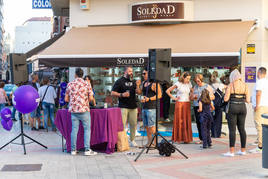 Ambientación musical frente al escaparate de una tienda de zapatos entre Colón y Empedrada.