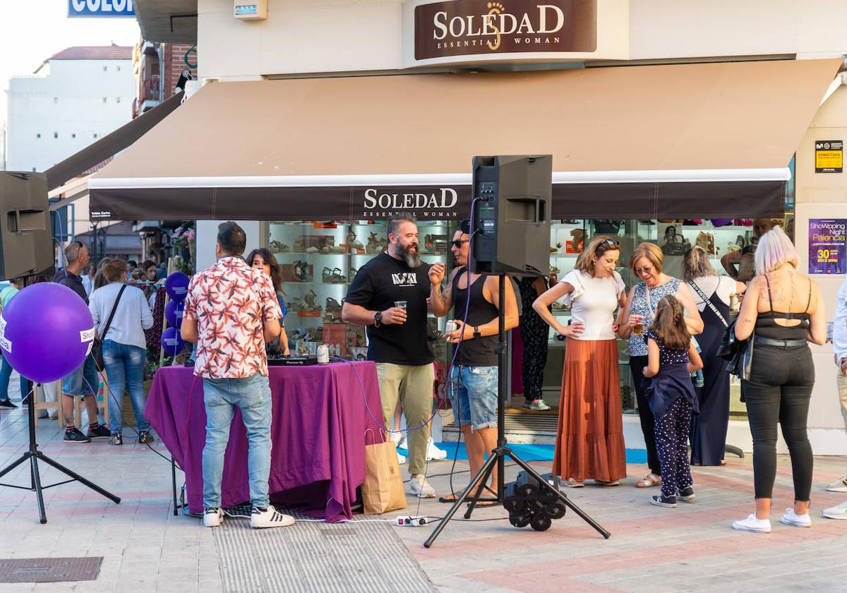 Ambientación musical frente al escaparate de una tienda de zapatos entre Colón y Empedrada.