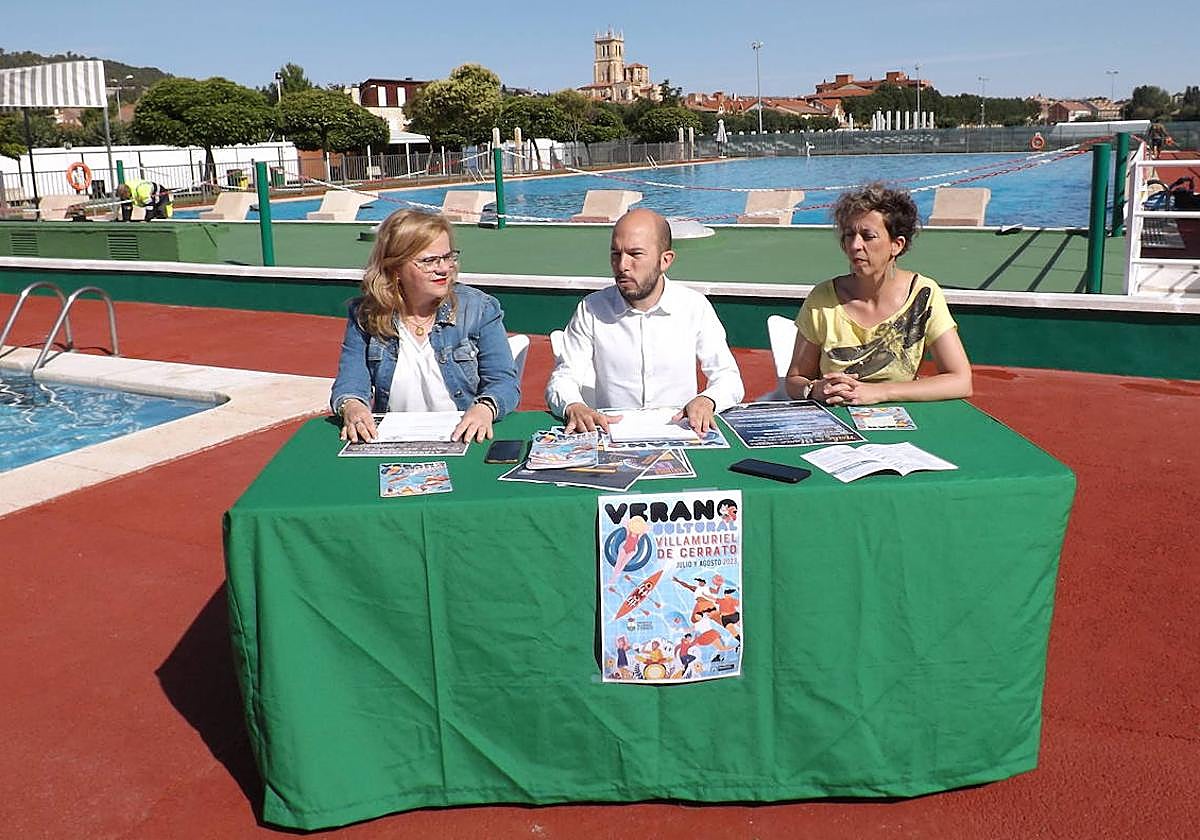 Las concejalas Verónica Serna y Charo Andrés, con el alcalde de Villamuriel, en la presentación en la piscina.