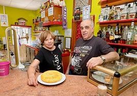Covadonga Vega y Rafael Rafael, en el interior del bar Las Villas.