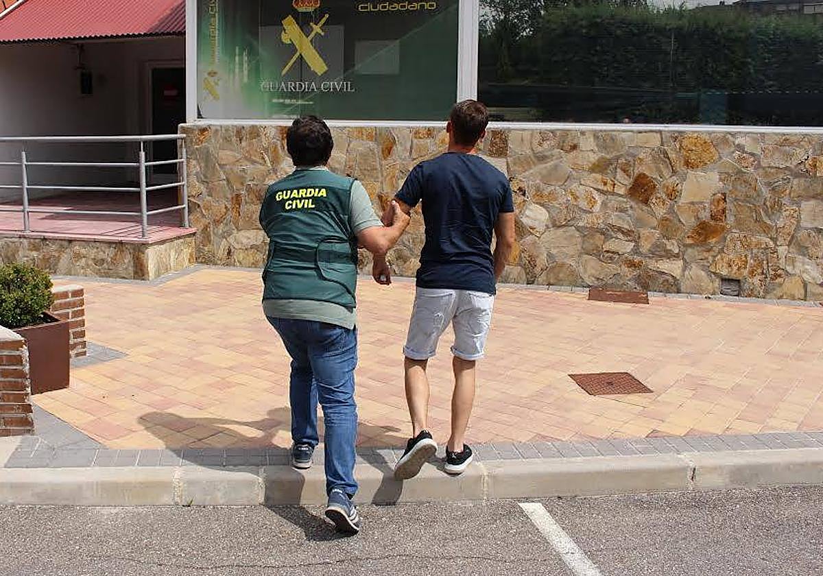 Uno de los detenidos en la operación.