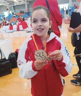 Imagen secundaria 2 - 1. Lucía Gómez saluda en el podio antes de recibir la medalla de campeona de Castilla y León. 2. Yolanda García y Lucía Gómez. 3. Lucía posa con su medalla de oro en el Campeonato que se disputó en La Bañeza.