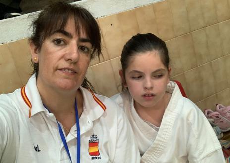 Imagen secundaria 1 - 1. Lucía Gómez saluda en el podio antes de recibir la medalla de campeona de Castilla y León. 2. Yolanda García y Lucía Gómez. 3. Lucía posa con su medalla de oro en el Campeonato que se disputó en La Bañeza.