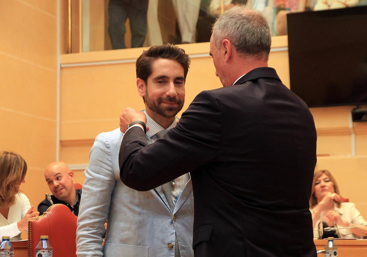 Miguel Merino y José Mazarías, durante la toma de posesión de la nueva corporación.